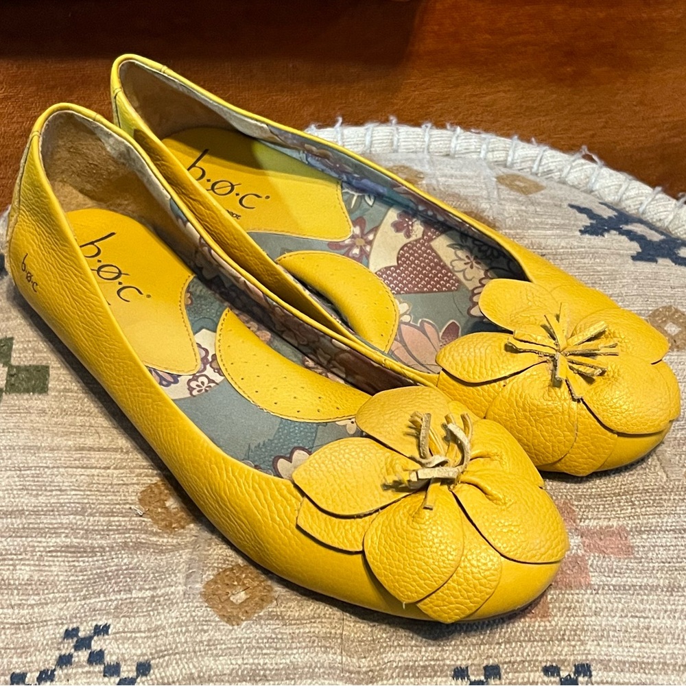b.o.c. Women's Yellow Floral Loafers